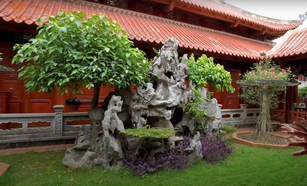 Mỗi khu vực trong khuôn viên đều được trang trí xanh tươi, vui mắt. Ảnh: NhaTo