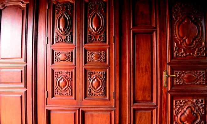 Công trình được xây với khoảng 2.000 m3 gỗ gồm đinh hương, giáng hương, cẩm lai... Ảnh: Zing