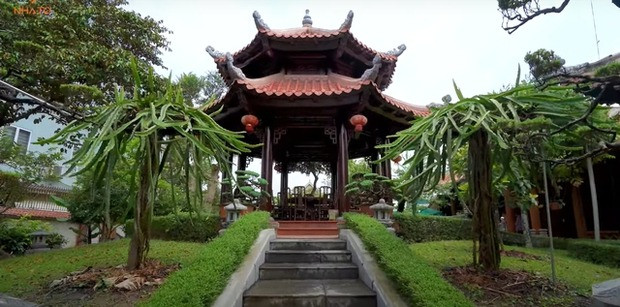 Trong biệt phủ cũng xây hai chòi để hóng mát hoặc làm không gian tiếp đón khách ngoài trời. Ảnh: NhaTo