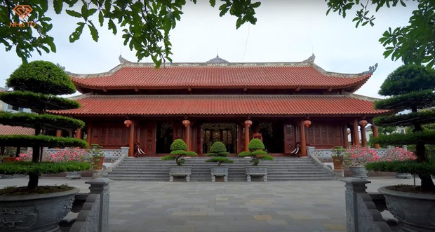 Khu nhà chính thiết kế nguy nga, bề thế trên 400 m2 đất, nền móng cao 2,8 m. Ảnh: NhaTo