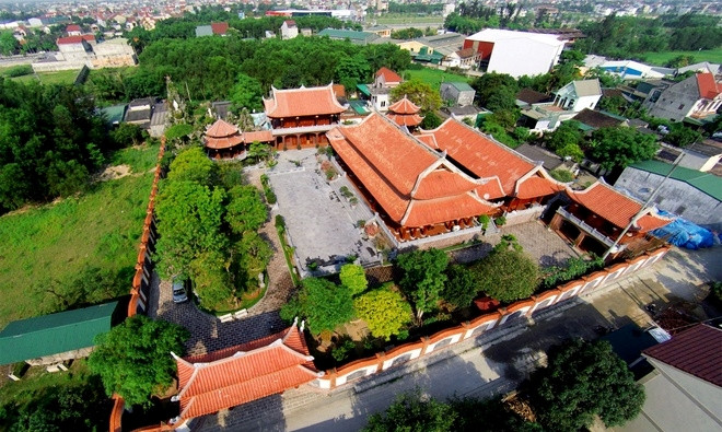 Được làm chủ yếu bằng gỗ, khu nhà của đại gia xứ Nghệ được ví như một " biệt phủ" của Việt Nam. Ảnh: Zing