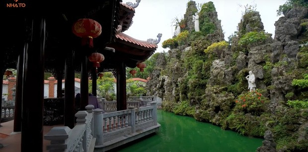 Bao quanh chòi nghỉ là ao cá và hệ thống núi đá. Ảnh: NhaTo