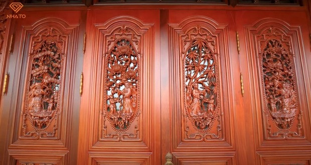 Các cánh cửa được chạm trổ công phu và chi tiết bởi nghệ nhân đến từ Nam Định. Ảnh: NhaTo