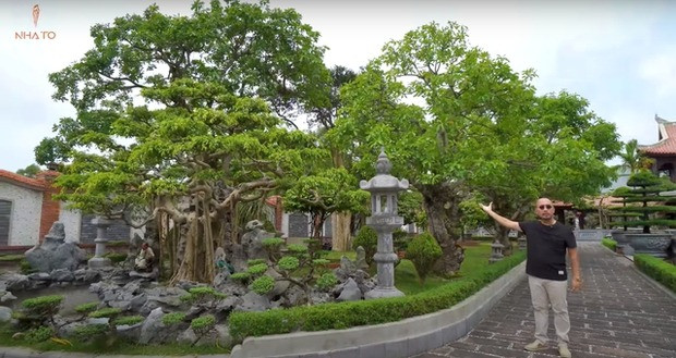 Khuôn viên rộng lớn với những con đường lát đá rộng thoáng và hàng chục cây lộc vừng, sanh, si cổ thụ...Ảnh: NhaTo