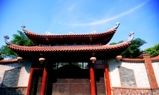 Bao quanh căn biệt phủ là dãy tường rào kiên cố cao gần 3 m. Ảnh: Zing