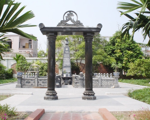 Tương tự, một đại gia Hải Phòng từng gây xôn xao dư luận khi không ngần ngại chi ra hơn 1 triệu USD để xây quần thể lăng mộ rộng hơn 3.000 m2 cho chính mình. Ảnh: Dân Việt