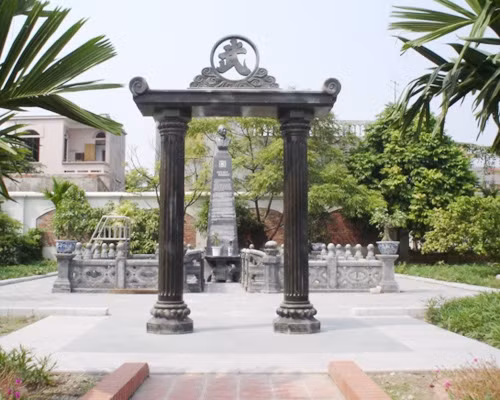 Tương tự, một đại gia Hải Phòng từng gây xôn xao dư luận khi không ngần ngại chi ra hơn 1 triệu USD để xây quần thể lăng mộ rộng hơn 3.000 m2 cho chính mình. Ảnh: Dân Việt