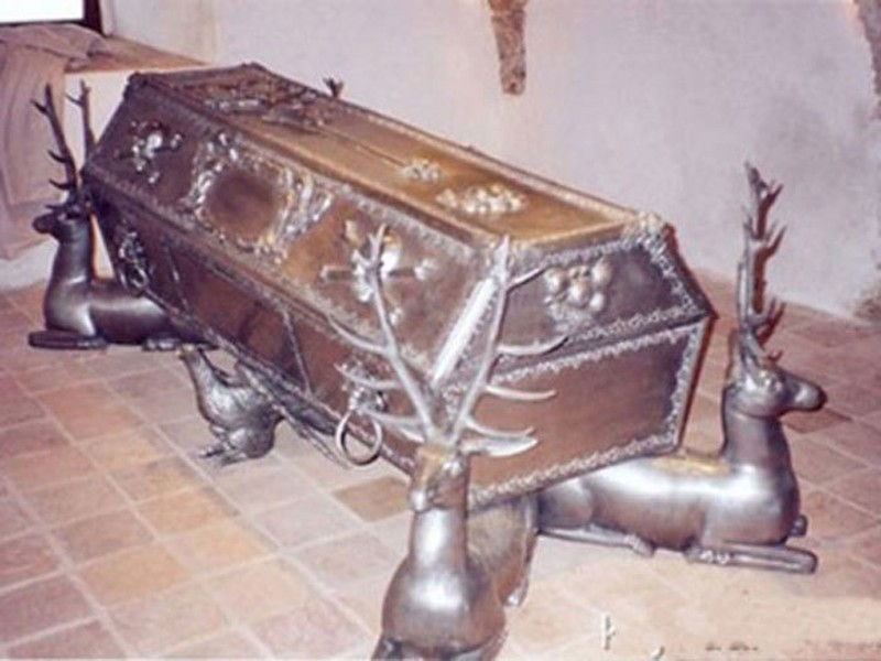 Nhiều năm trước, câu chuyện quan tài của một người chuyên kinh doanh vàng bạc đá quý ở Chợ Lớn (TP HCM) gây xôn xao giới đại gia Việt. Vị Theo đó, vị doanh nhân này đã chi 500 triệu tiền cọc cho một cơ sở để chế tác cỗ quan tài theo yêu cầu. Ảnh: Dân Việt