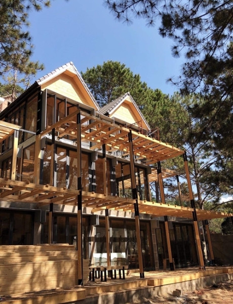 Nhà gồm 3 tầng, được thiết kế kiểu quán cà phê kết hợp nhà hàng và nơi lưu trú. Năm 2020, Phan Như Thảo tiết lộ tốn 40 tỷ đồng cho công trình này. Ảnh: FBNV