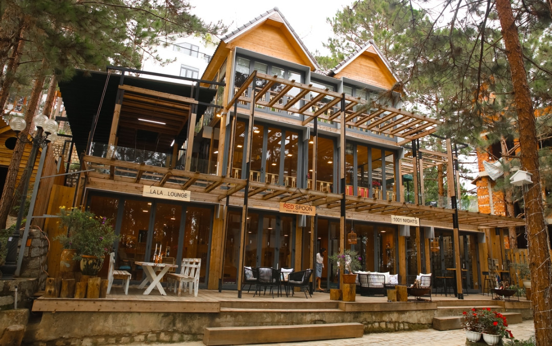 Không lâu sau, vợ chồng đại gia Đức An xây thêm biệt thự khác ngay kế bên. Villa mới mang phong cách tối giản kiểu bắc Âu, sử dụng 100% gỗ nhập khẩu với các mặt ốp kính trong suốt. Ảnh: Saostar