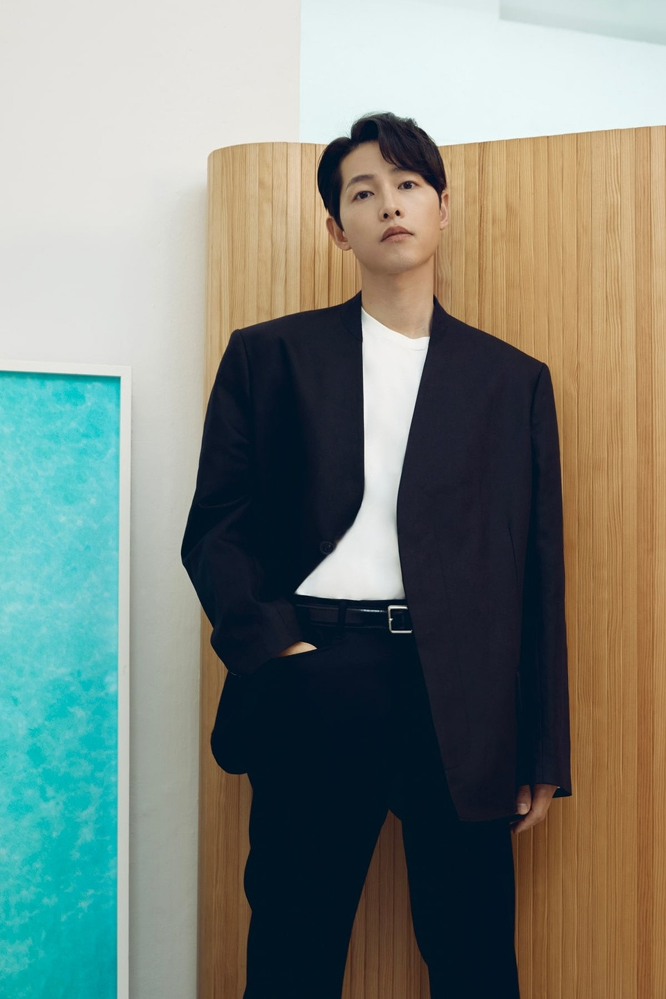 Tại Trung Quốc, nam diễn viên nhận 3,5 tỷ won cho các hoạt động quảng cáo trong vòng hai năm. Theo QQ, giá trị hợp đồng quảng cáo cao nhất của Song Joong Ki ở Trung Quốc trong năm 2020 lên đến 8,2 triệu nhân dân tệ (khoảng 1,1 triệu USD). Ảnh: Naver