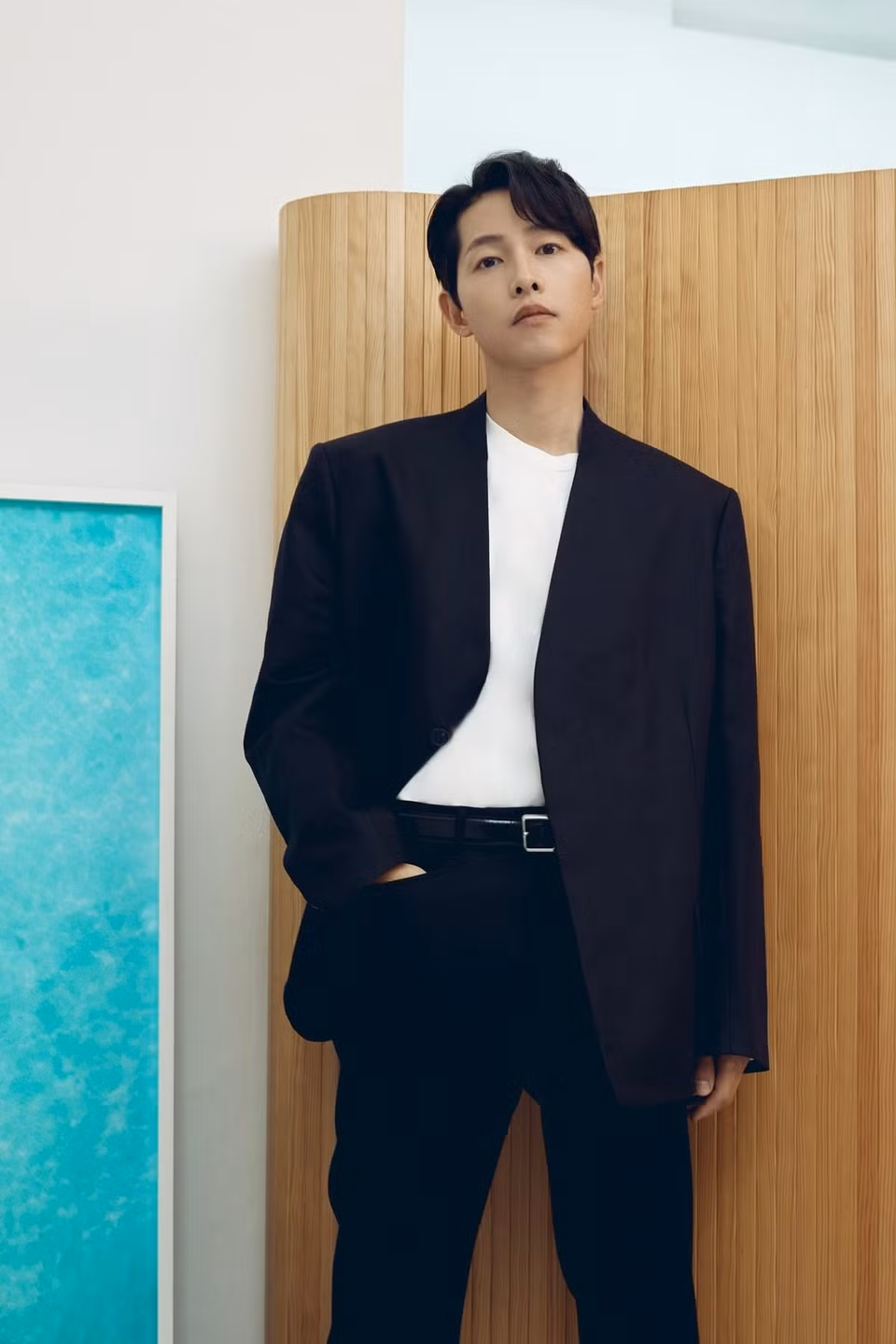 Tại Trung Quốc, nam diễn viên nhận 3,5 tỷ won cho các hoạt động quảng cáo trong vòng hai năm. Theo QQ, giá trị hợp đồng quảng cáo cao nhất của Song Joong Ki ở Trung Quốc trong năm 2020 lên đến 8,2 triệu nhân dân tệ (khoảng 1,1 triệu USD). Ảnh: Naver