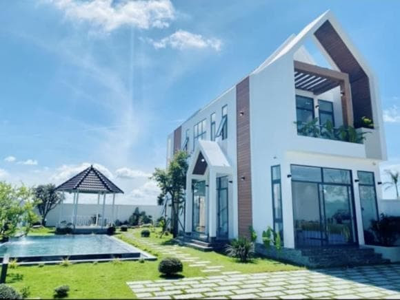 Ngoài ngôi nhà 3 tầng khang trang tại TP HCM, nghệ sĩ Lê Giang còn sở hữu căn biệt thự trị giá khoảng 10 tỷ gần biển Hồ Tràm. Ảnh: FBNV