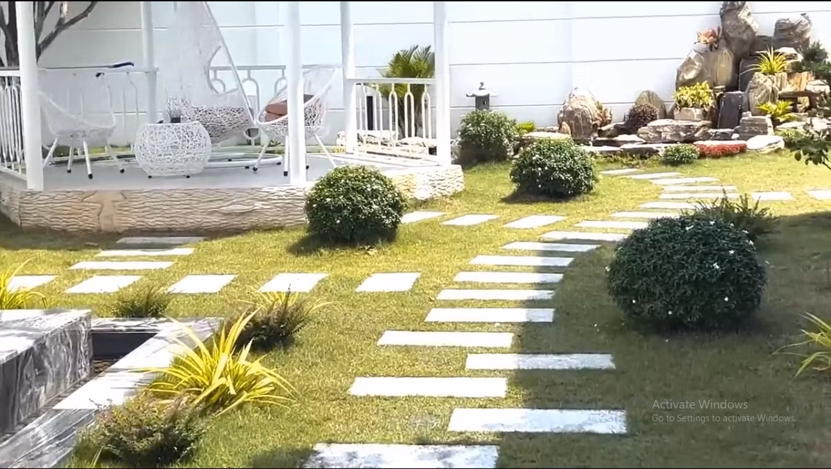 Không gian sân vườn trải cỏ xanh mướt, có tiểu cảnh. Ảnh: chụp màn hình