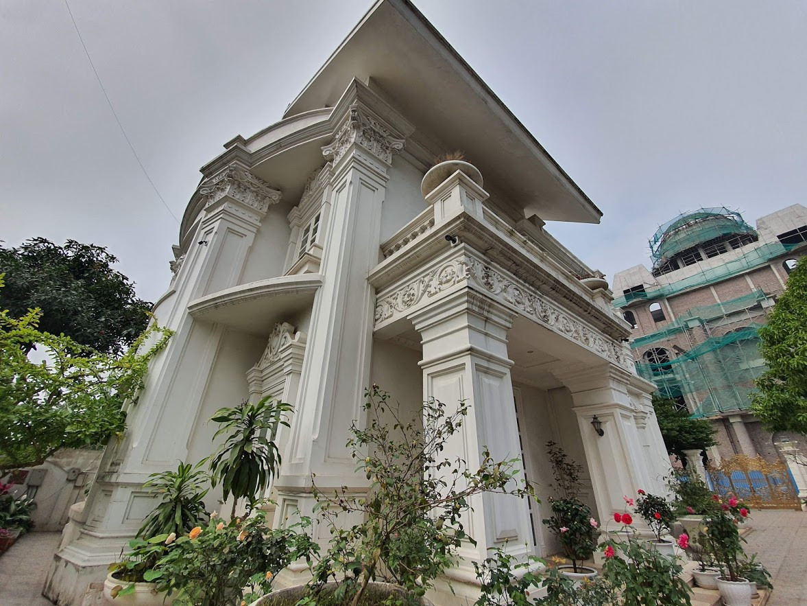 Biệt thự của đại gia Nguyễn Văn Thành nổi bật với phong cách thiết kế tân cổ điển châu Âu. Tổng diện tích của công trình, bao gồm nhà ở, khu vực nhà kho, gara và vườn tược là 675 m2. Ảnh: Dân trí
