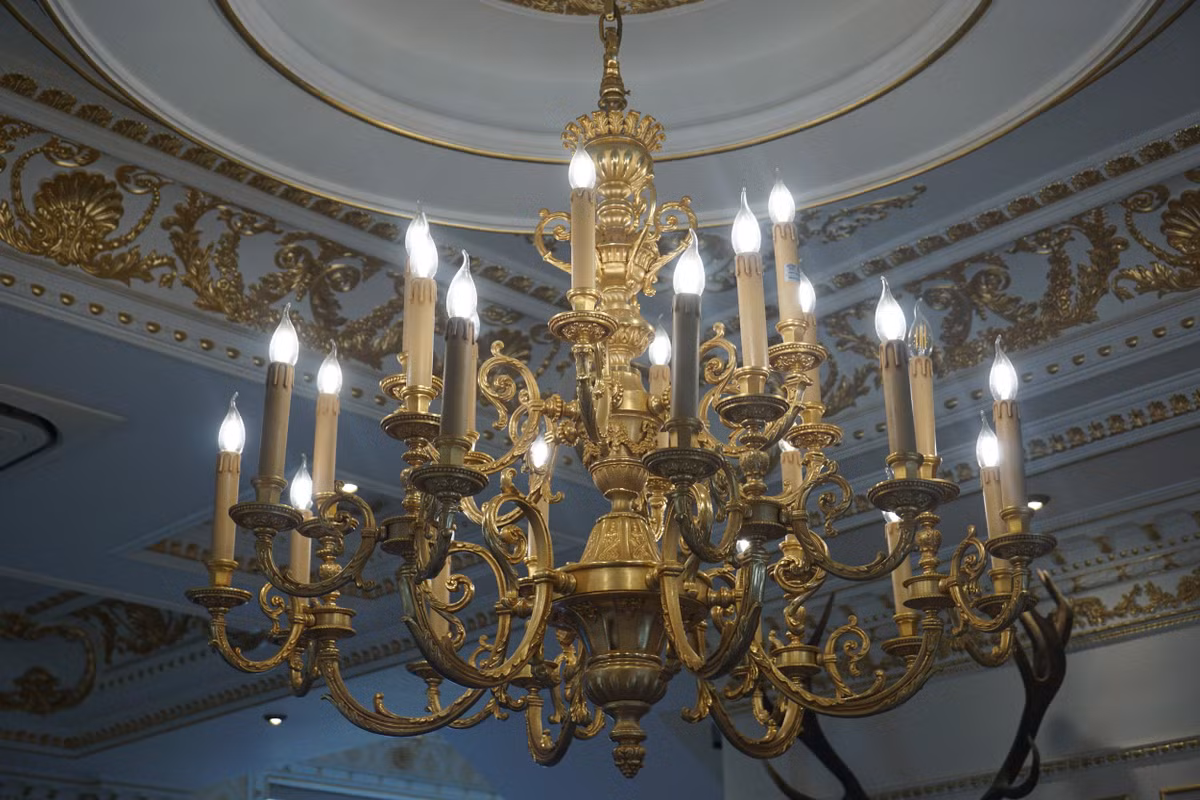 Theo chia sẻ của gia chủ, để có được diện mạo như hiện nay, căn biệt thự phải trải qua 2 giai đoạn xây dựng, sửa chữa và hoàn thiện. Trong đó, giai đoạn đầu tiên xây dựng vào năm 2008, với chi phí khoảng 3,6 tỷ đồng. Ảnh: Dân trí