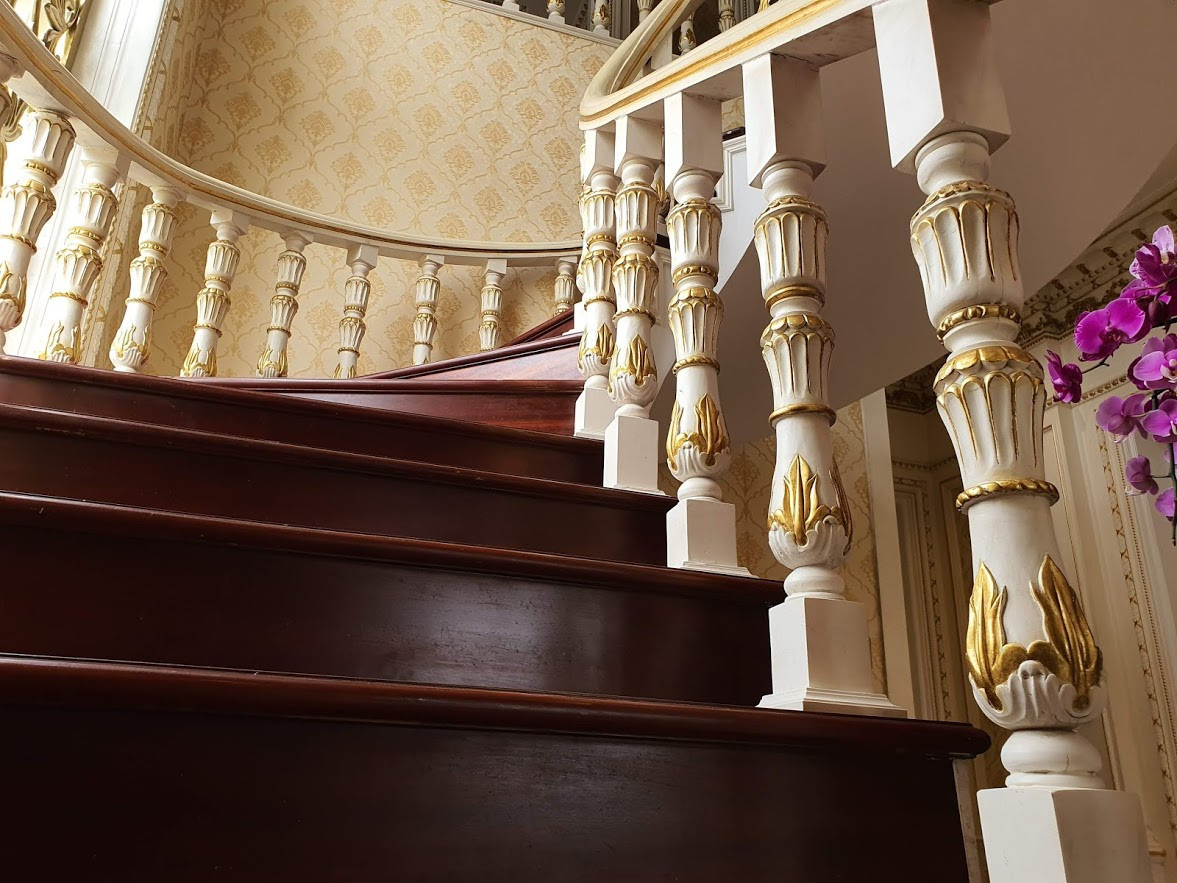 Cầu thang nổi bật bởi các họa tiết được dát vàng 24k. Ảnh: Dân trí