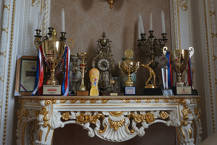 Trong đó có chiếc đồng hồ dây cót hơn 100 tuổi của Pháp được mua với giá 160 triệu đồng. Ảnh: Dân Việt