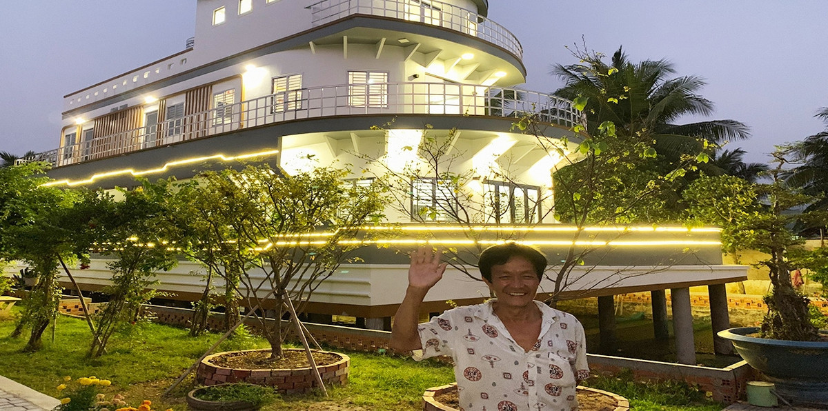 Ông Cao Văn Năm (75 tuổi, ở ấp Bình Tịnh, xã Hòa Tịnh, Mang Thít, tỉnh Vĩnh Long) được biết đến là "đại gia" nông dân dám bỏ 5 tỷ đồng để xây ngôi nhà giống như chiếc du thuyền sang chảnh. Ảnh: Dân Việt