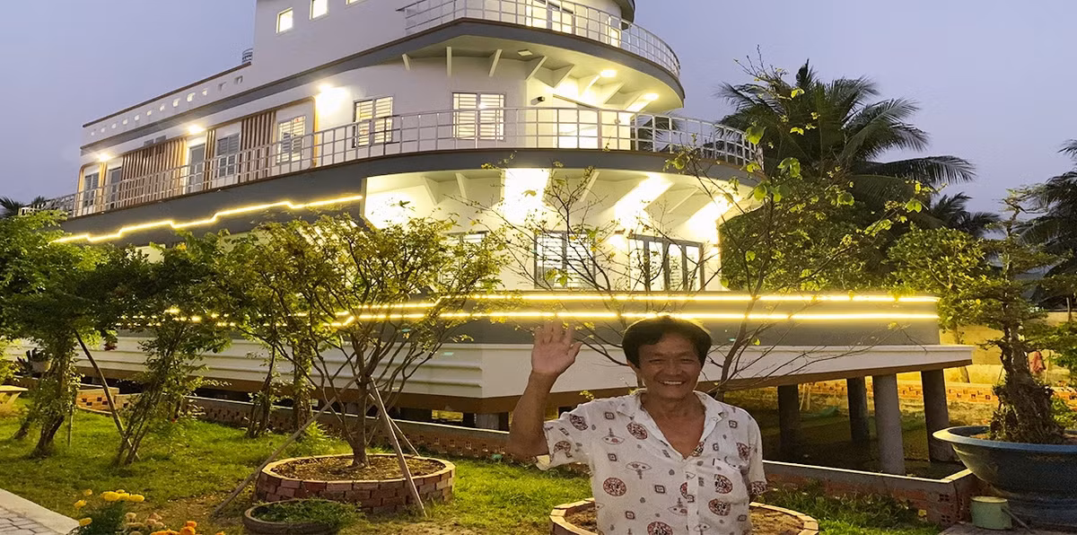 Ông Cao Văn Năm (75 tuổi, ở ấp Bình Tịnh, xã Hòa Tịnh, Mang Thít, tỉnh Vĩnh Long) được biết đến là "đại gia" nông dân dám bỏ 5 tỷ đồng để xây ngôi nhà giống như chiếc du thuyền sang chảnh. Ảnh: Dân Việt