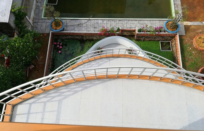 Đặc biệt, phía dưới nhà là hồ nước nuôi 3.000 con cá tai tượng, cá chép, cá Koi... và trồng bông súng. Ảnh: Dân Việt