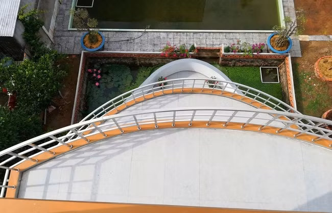 Đặc biệt, phía dưới nhà là hồ nước nuôi 3.000 con cá tai tượng, cá chép, cá Koi... và trồng bông súng. Ảnh: Dân Việt