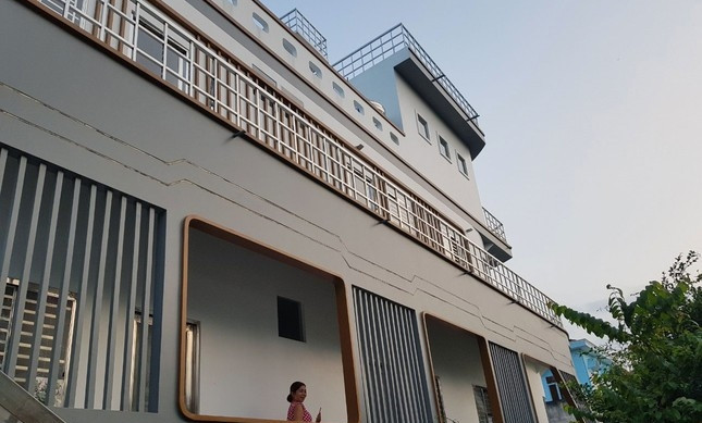 Phần lan can, khung cửa và đài quan sát được làm từ inox. Ảnh: Tiền phong