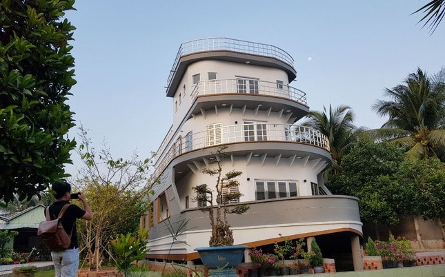 Ký ức về thời gian sống và làm việc trên tàu đã thôi thúc ông xây dựng một ngôi nhà của riêng mình mang hình dáng như thế. Ảnh: Tiền phong