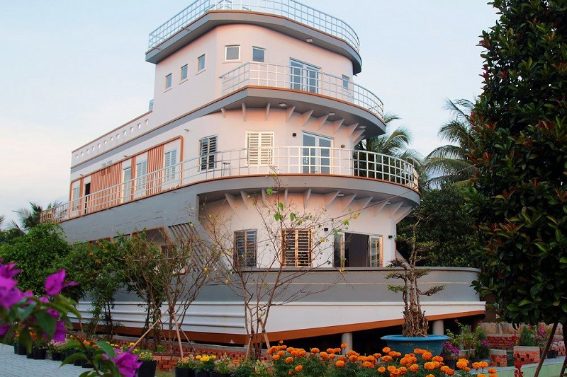 Căn nhà du thuyền rộng 390m2, nằm trên mặt hồ nước và được nâng bằng 51 trụ bê tông. Ảnh: Dân Việt