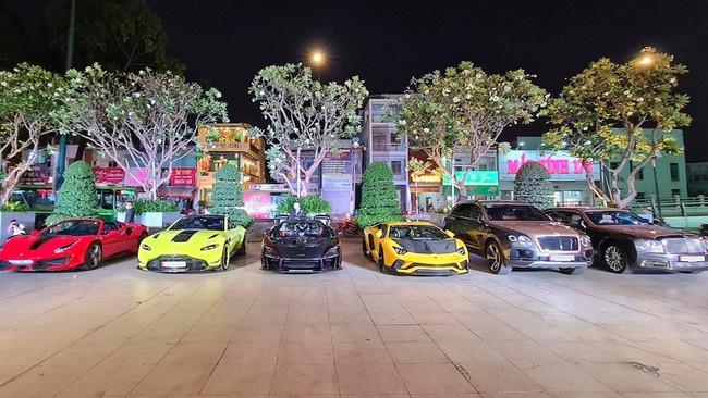 Bộ sưu tập siêu xe của nữ đại gia Phan Thị Mai gồm McLaren Senna (hơn 20 tỷ đồng), V8 Vantage (khoảng 15 tỷ đồng), Ferrari 488 Pista Spider (gần 10 tỷ đồng), Lamborghini Aventador S (khoảng 40 tỷ đồng)...Ảnh: Mai Lisa