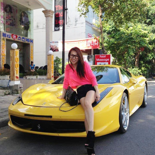 Phương Thúy - vợ cũ đại gia Minh Nhựa cũng là người mê tốc độ. Thời điểm năm 2014, 2015, Nguyễn Thị Phương Thuý khi ấy đã nổi tiếng là “bà chủ chơi xe số 1 Việt Nam” với nhiều hình ảnh sang chảnh bên những mẫu siêu xe đắt tiền như Ferrari 458, Rolls-Royce Ghost, Land Rover Range Rover. Ảnh: Autopro