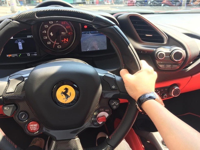 Đặc biệt, bà chủ quán cà phê nổi tiếng ở Quận 7 TP HCM còn là một trong những người khởi xướng phong trào chơi siêu xe BMW i8-chiếc hybrid mới mẻ với người Việt cách đây nhiều năm. Ảnh: FBNV