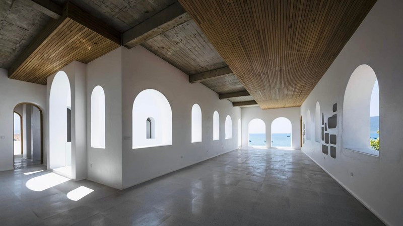 Trần nhà ốp gỗ, mang đến một phong cách hoàn toàn mới mẻ và hiện đại cho không gian của căn biệt thự.