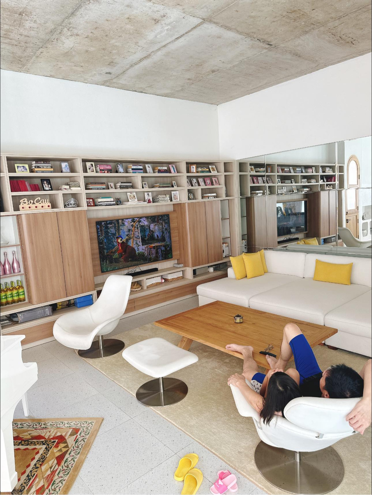 Căn phòng được trang hoàng xinh xắn, đúng chất một khu vực giải trí.