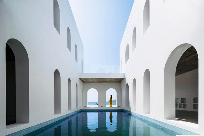 Hồ bơi riêng với tầm nhìn hướng biển, tạo cảm giác sang trọng và lãng mạn.