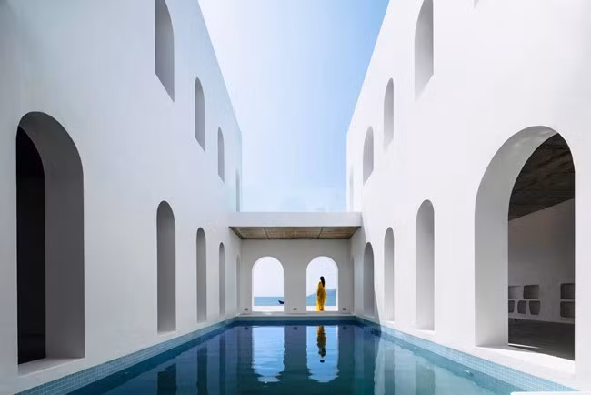 Hồ bơi riêng với tầm nhìn hướng biển, tạo cảm giác sang trọng và lãng mạn.