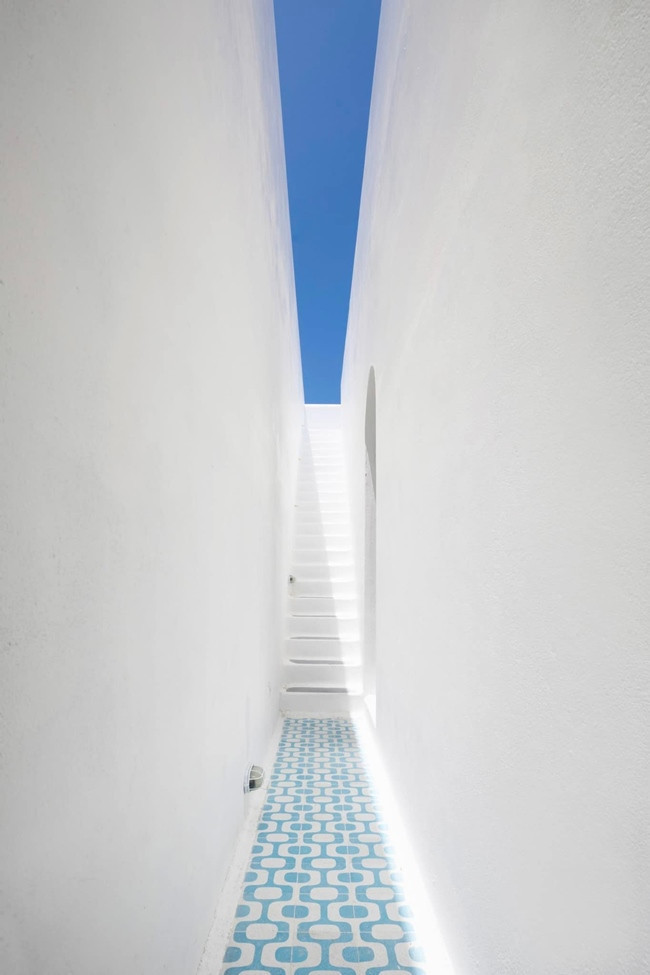 Điểm hút mắt trong căn biệt thự của vợ chồng Phan Như Thảo là chiếc cầu thang hẹp kết hợp cùng tông tường màu trắng 2 bên, khiến người đi có cảm giác chạm đến bầu trời.