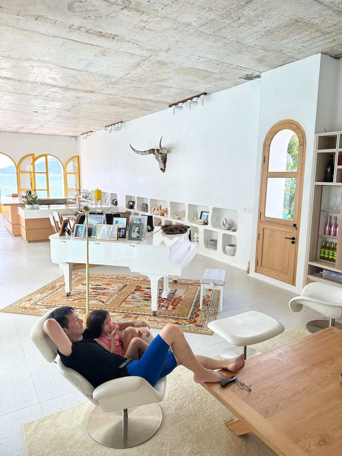 Trong phòng có rất nhiều khung ảnh, đồ decor đẹp mắt và có view hướng thẳng ra biển.