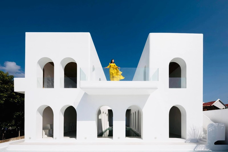 Biệt thự của Phan Như Thảo và đại gia Đức An rộng 580 m2, gồm 4 phòng ngủ. Toàn bộ căn biệt thự được thiết kế với gam màu trắng, thể hiện sự sang trọng, quý phái trong từng ngóc ngách.