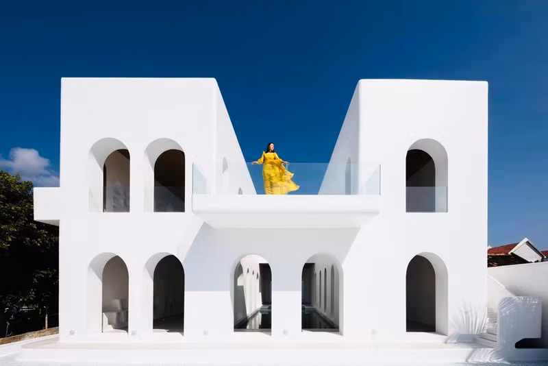 Biệt thự của Phan Như Thảo và đại gia Đức An rộng 580 m2, gồm 4 phòng ngủ. Toàn bộ căn biệt thự được thiết kế với gam màu trắng, thể hiện sự sang trọng, quý phái trong từng ngóc ngách.