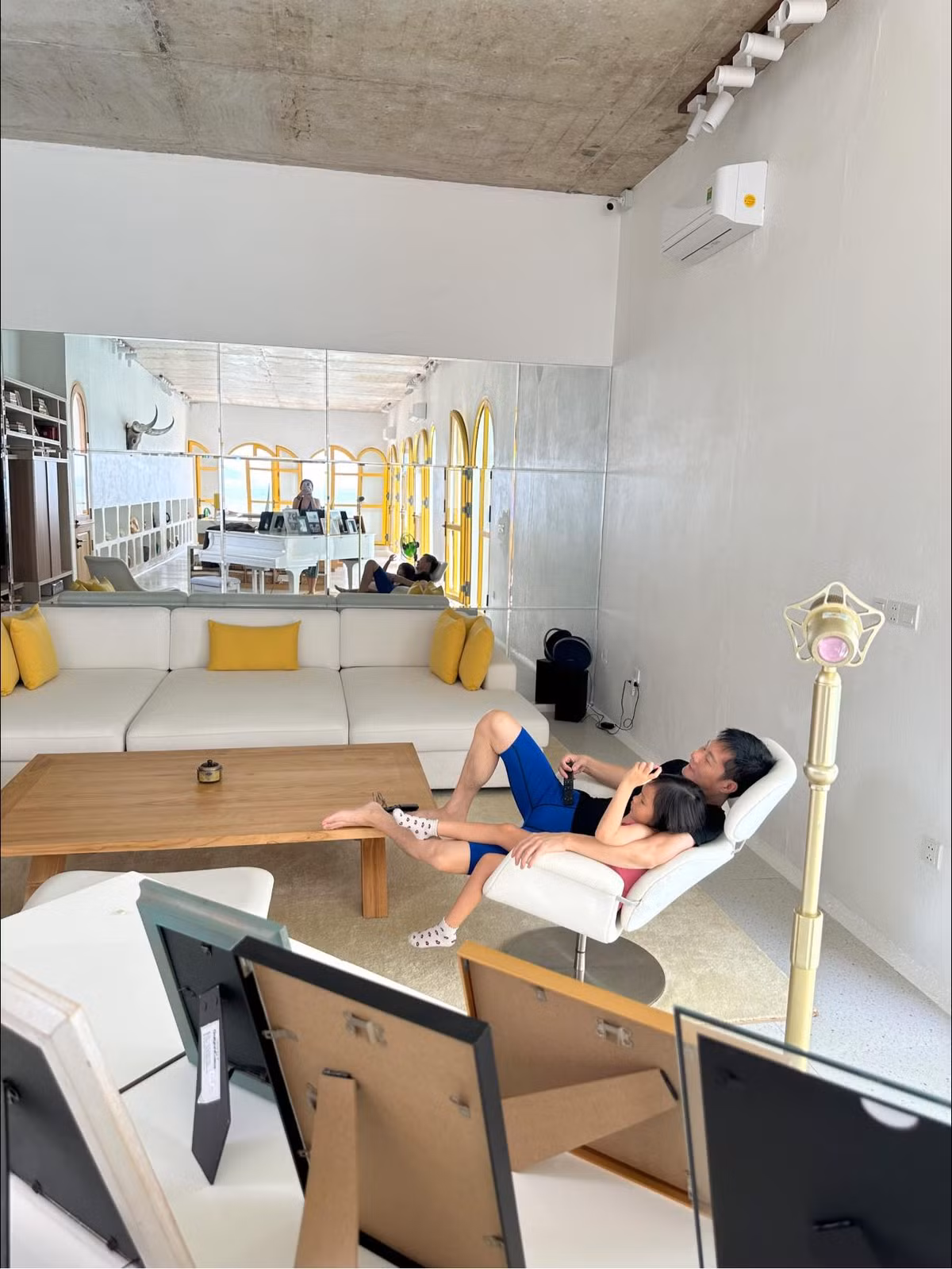 Phòng rộng đi kèm gương lớn nên nhìn càng thênh thang hơn.