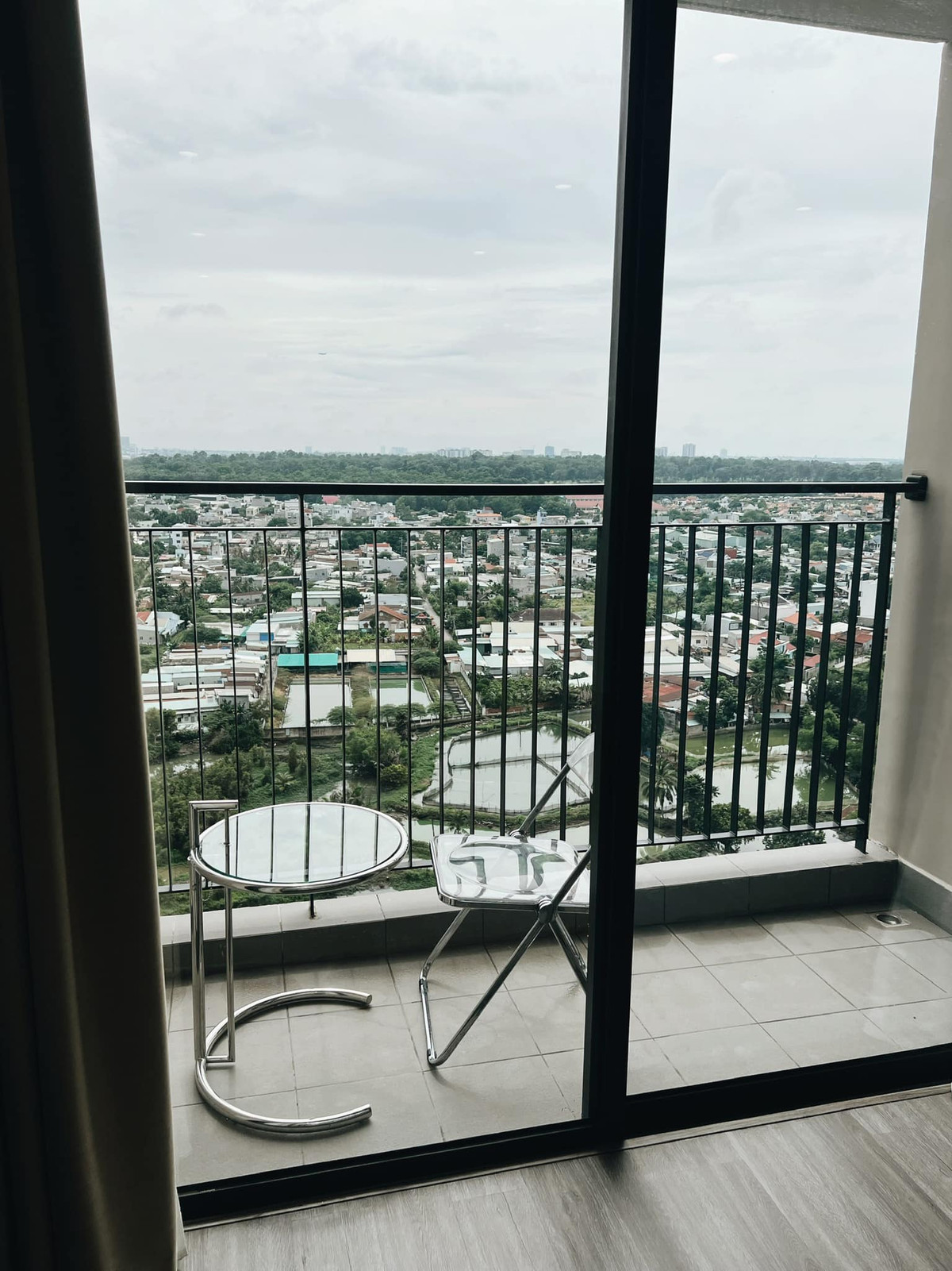 Ban công có tầm nhìn khung cảnh thành phố tuyệt đẹp.