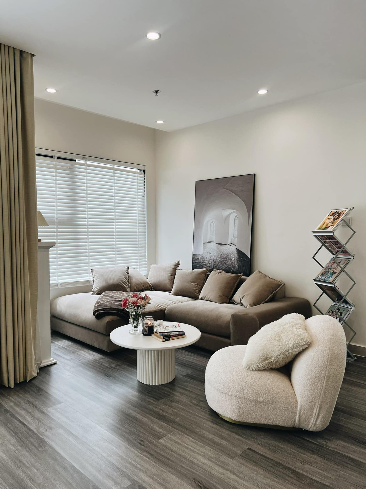 Căn hộ của Hoà Minzy có 2 phòng ngủ lớn, 1 phòng ngủ nhỏ, 2 nhà vệ sinh.