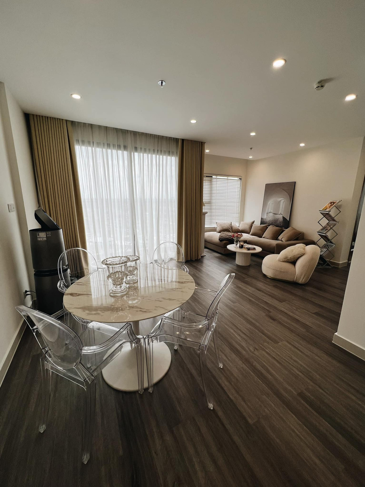 Không gian căn hộ ấm cúng với thiết kế gam màu trung tính cùng nội thất hiện đại.