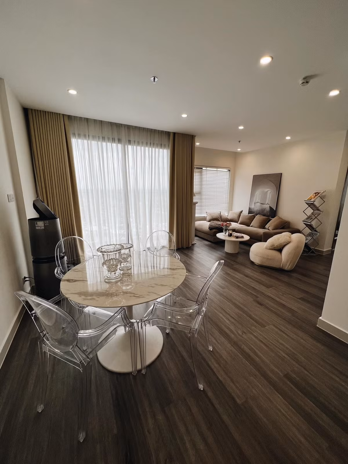 Không gian căn hộ ấm cúng với thiết kế gam màu trung tính cùng nội thất hiện đại.