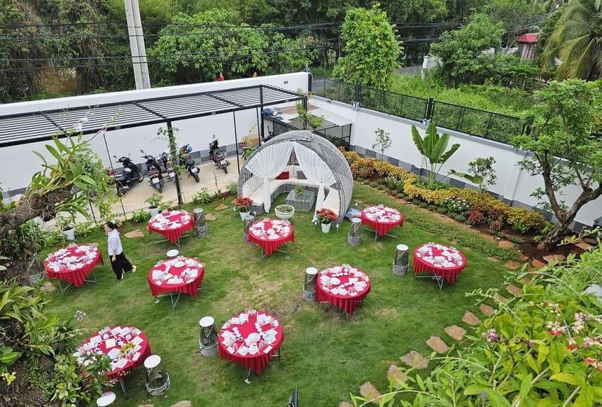 Sân trước được Quách Thành Danh tổ chức tiệc tân gia quy mô hàng trăm người. Ảnh: Vietnamnet