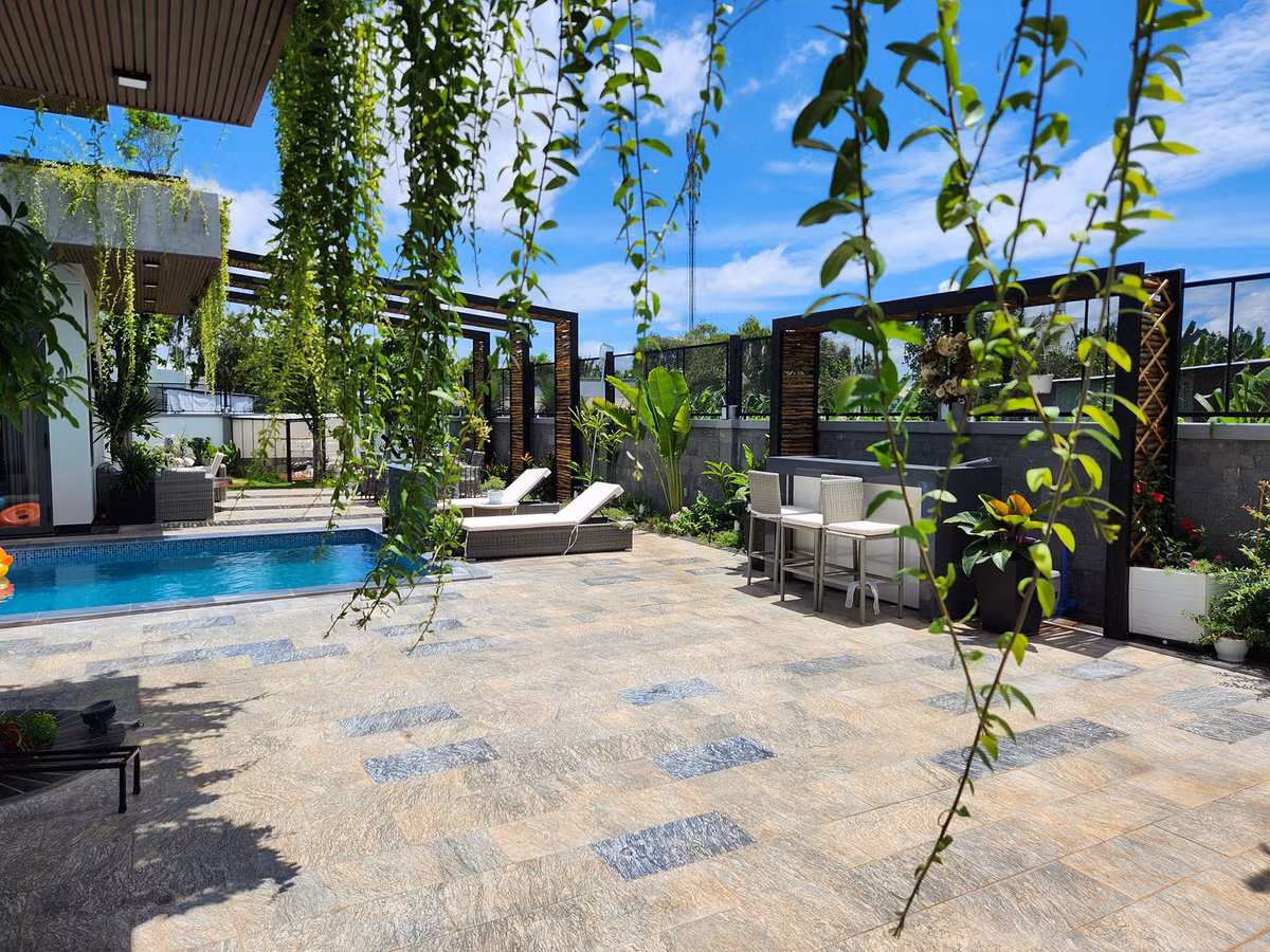 Trong nhà có hồ bơi và khoảng sân vườn rộng rãi. Ảnh: FBNV