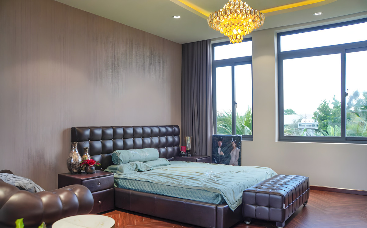 Phòng ngủ của vợ chồng Quách Thành Danh có tông màu trầm gồm xám, nâu và kem nâu. Ảnh: Vietnamnet