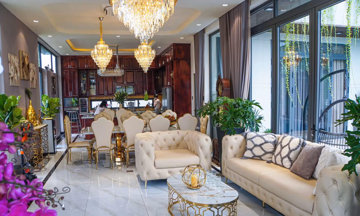 Nhà mới của Quách Thành Danh gồm 6 phòng ngủ, 1 bếp, 1 phòng thờ và 1 sảnh lớn. Phòng khách kết hợp bếp đồng thời là nơi vợ chồng nam ca sĩ đón tiếp bạn bè. Ảnh: Vietnamnet