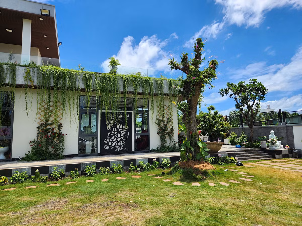 Biệt thự của Quách Thành Danh rộng 1.200 m2 bao gồm khu nhà chính, sân trước và vườn sau. Ảnh: FBNV